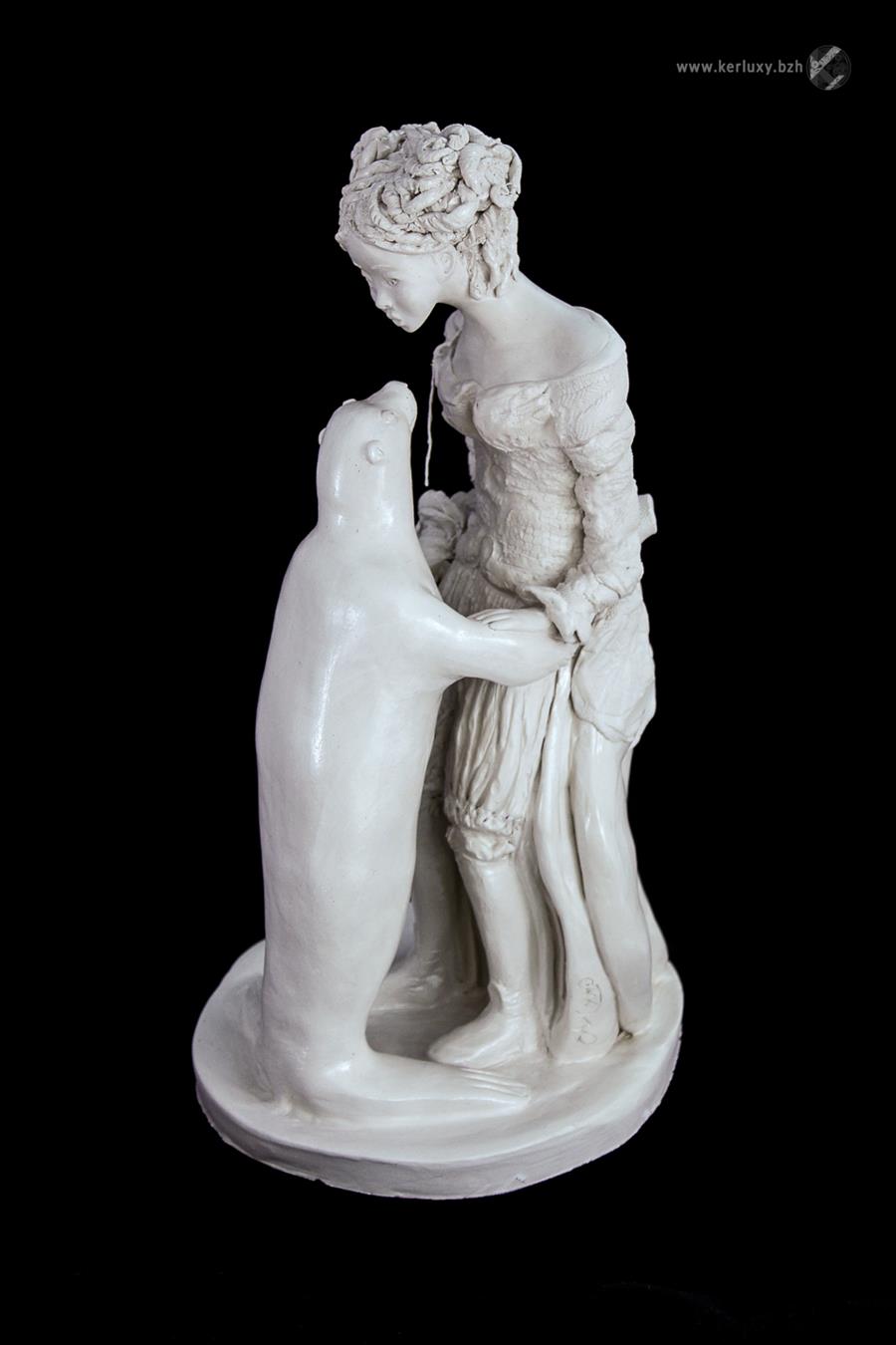 sculpture - La jeune fille et l'otarie - Mylène La Sculptrice