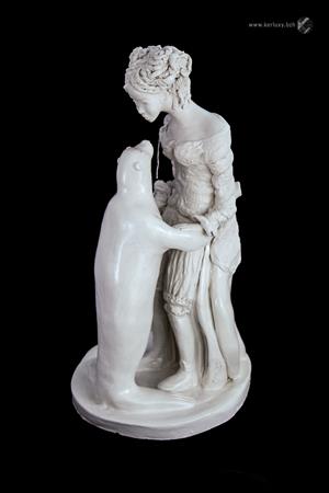 Noir et Blanc - La jeune fille et l'otarie - Mylène La Sculptrice)